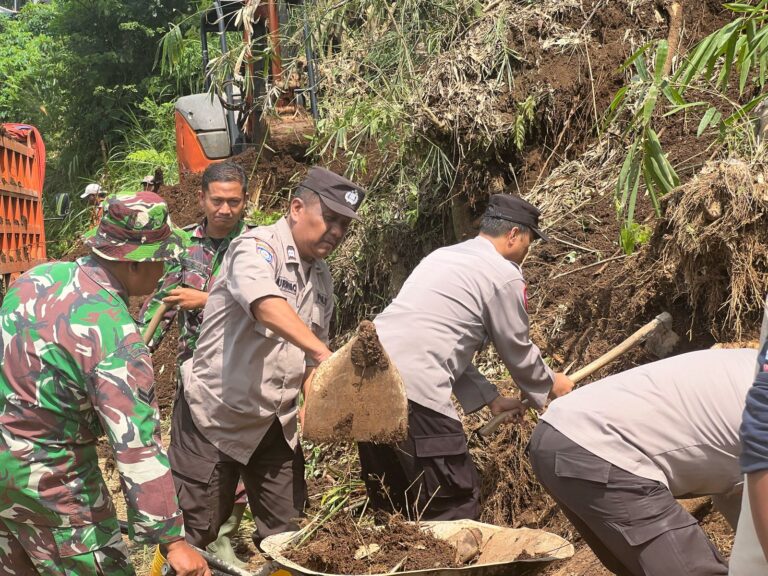 Buka Akses Jalan, Polres Malang Bersama TNI dan Warga Bersihkan Tanah Longsor di Wagir