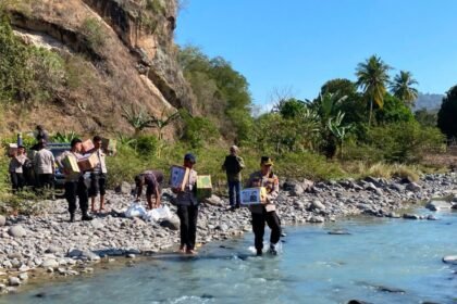 Menembus Jalan Terjal, Polri Hadir Membawa Harapan: Kapolres Nagekeo Salurkan Bantuan Kapolda NTT untuk Warga Terdampak Gempa