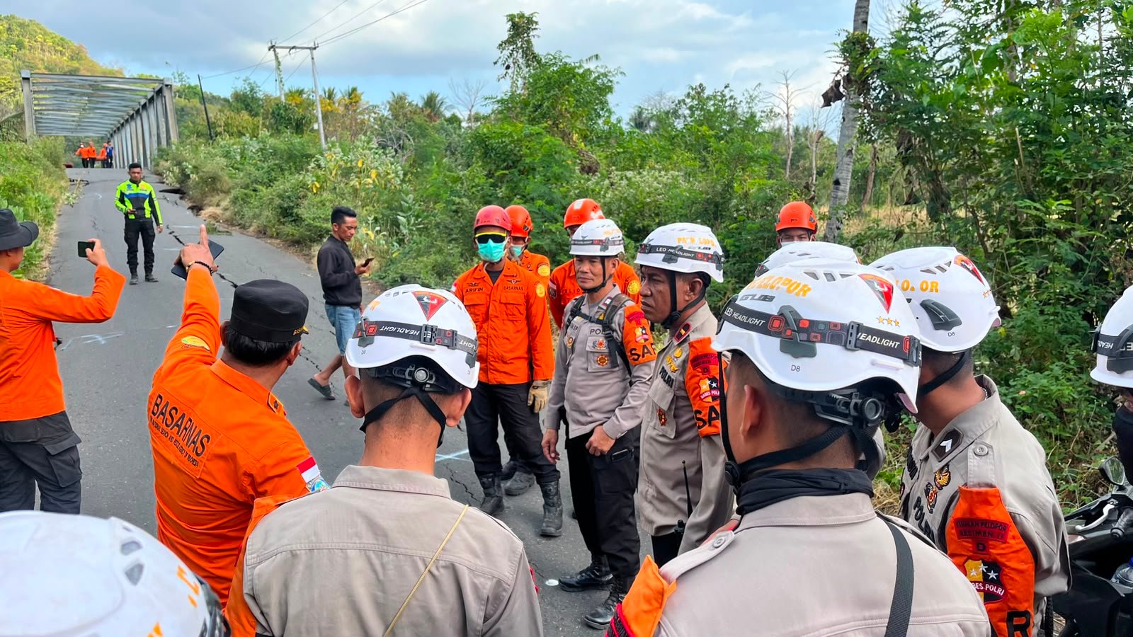 Hari Ke-4 Pascagempa, Polri Terus Bergerak: Brimob dan Bantuan Logistik Konsisten Dikirim ke NTT