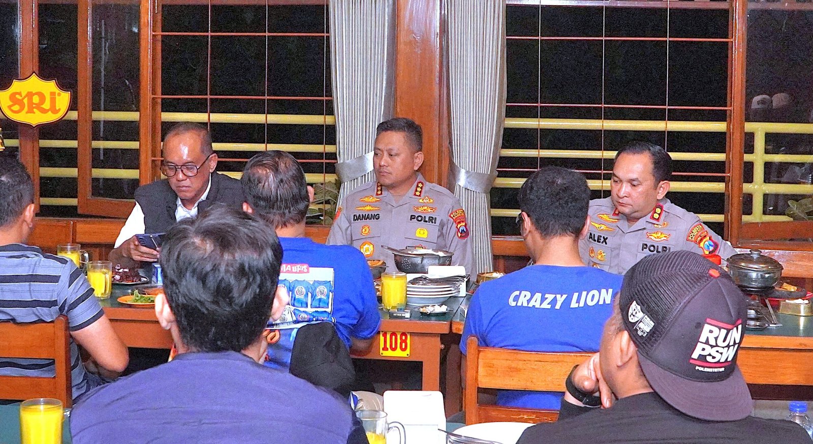 Tepati Janji Rawat Kedamaian Sepak Bola, Kapolresta Malang Kota Bersama Polda Jatim Pertemukan Aremania dan Bonek di Pasuruan