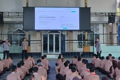 Pak Bhabin Polresta Malang Kota Dampingi Tim SDM Sosialisasi Pemahaman AI ke Siswa & Guru SMKN 6 Malang