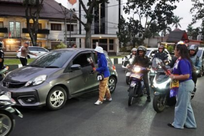 Polresta Malang Kota dan Aremania Bagikan 39 Mawar, Tebar Pesan Damai Jelang HUT Arema FC “TH39REATNESS”